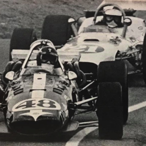 Dans les échappements  de  Dan Gurney en début de course...